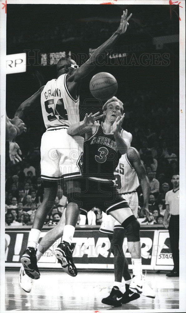 1992 Press Photo Cavs Craig Ehle Passes Off Under Bulls Horace Grant - Historic Images