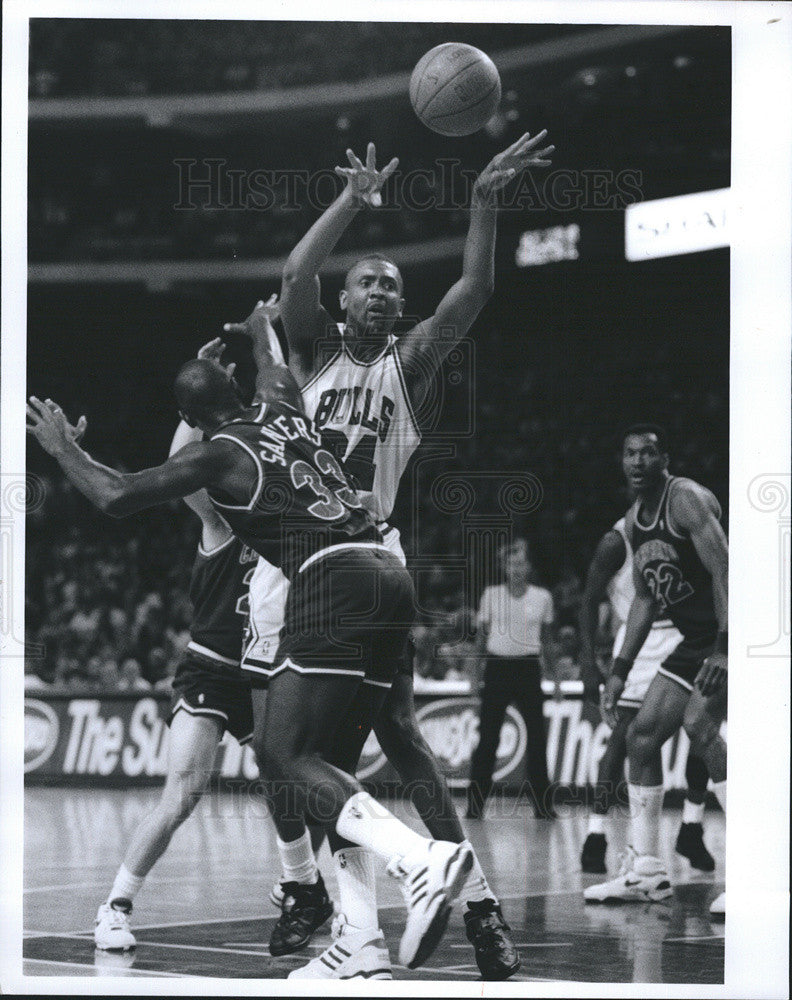 1992 Press Photo Bill Cartwright Passes Over Mike Sanders In First Playoff Game - Historic Images