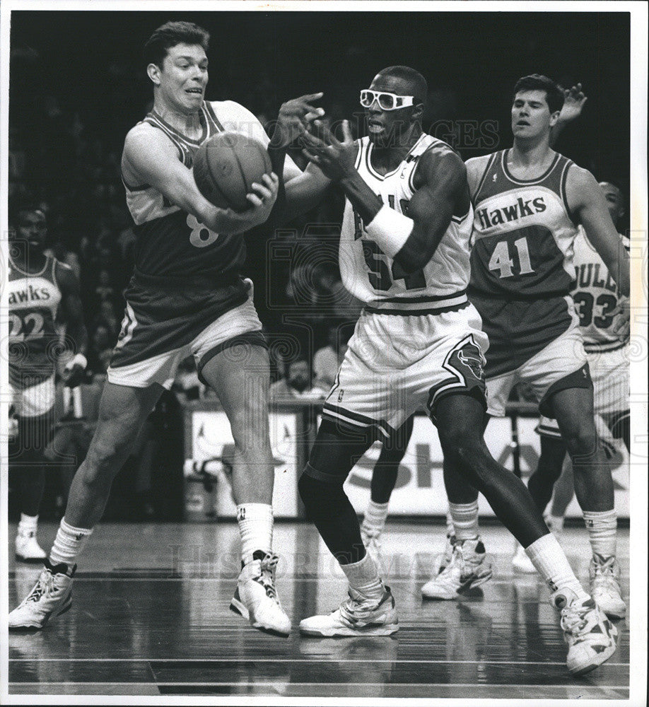 1982 Press Photo Horace Grant And Alexander Volkov In Bulls VS Hawks Game - Historic Images