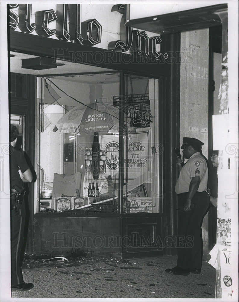 1991 Press Photo Costello Liquors Chicago Front Window Smashed - Historic Images