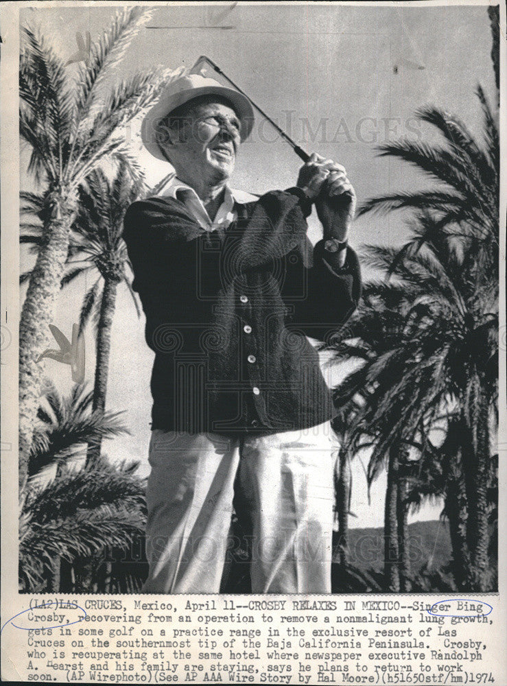 1974 Press Photo Bing Crosby in Mexico Playing Golf - Historic Images