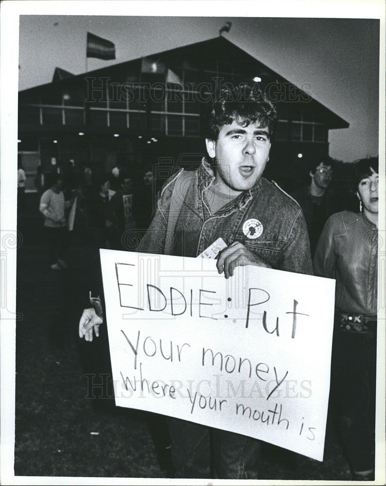 Press Photo Group Protesting Actor And Comedian Eddie Murphy - Historic Images