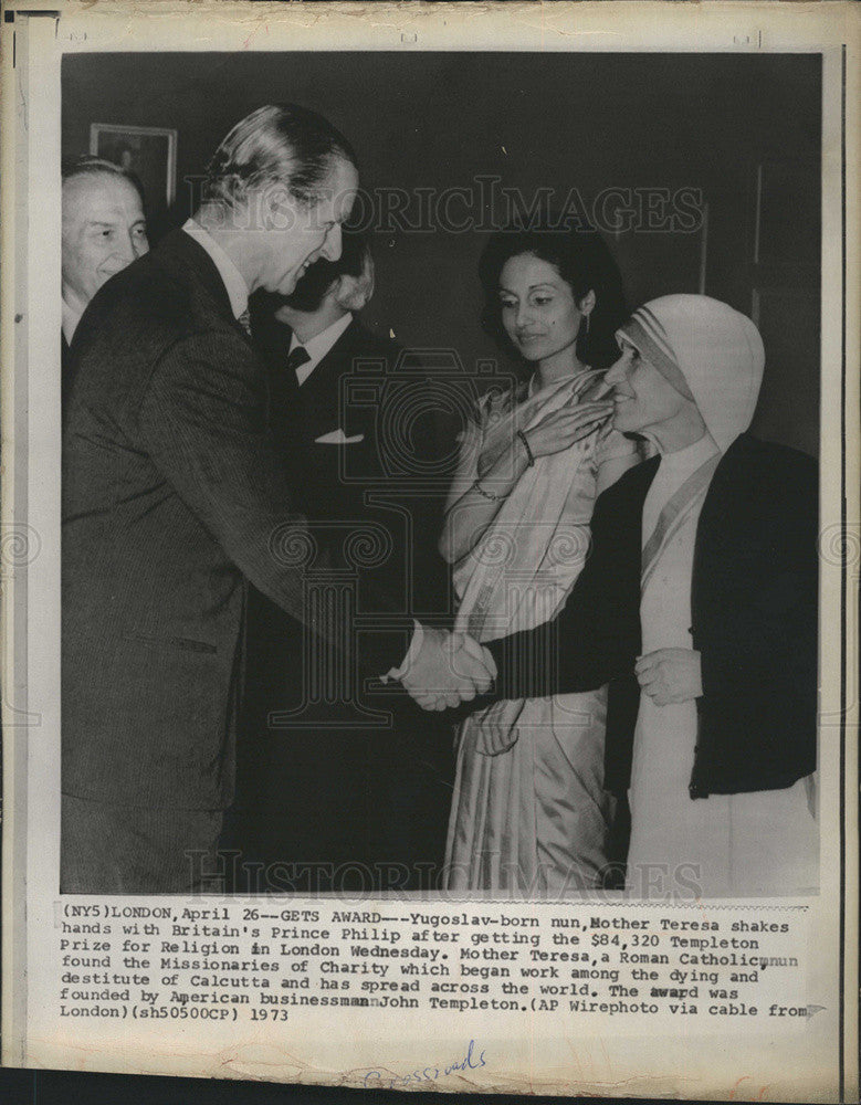 1973 Press Photo nun Mother Teresa Britain Prince Philip Prize Religion Roman - Historic Images