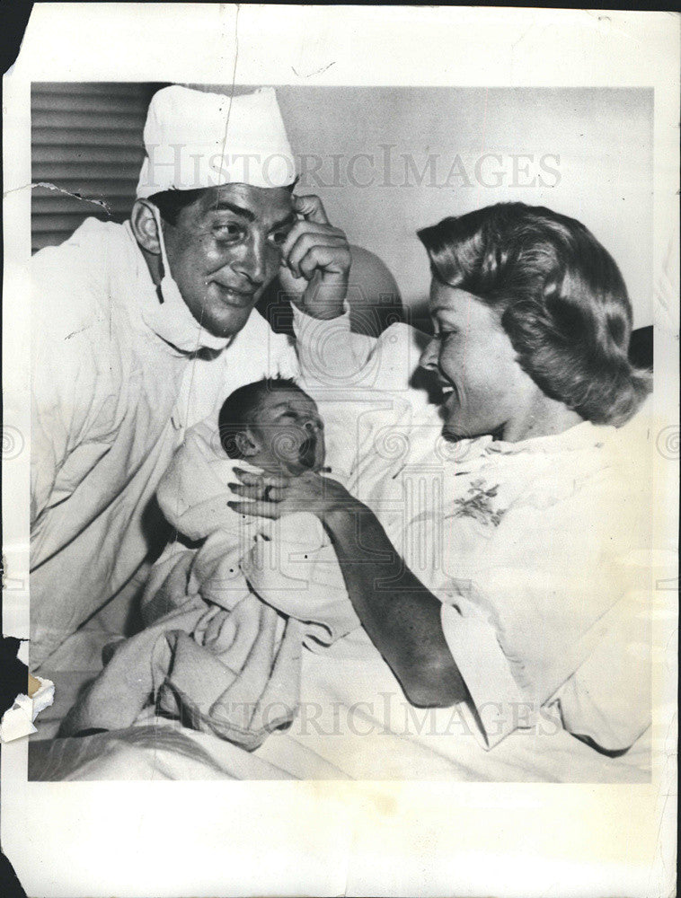 1956 Press Photo Actor,singer, Dean Martin with wife Jeanne with their new baby - Historic Images