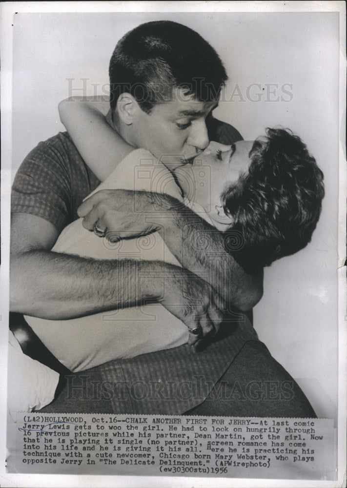 1956 Press Photo Jerry Lewis  Kissing Mary Webster In &quot;The Delicate Delinquent&quot; - Historic Images