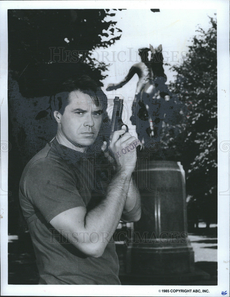 1985 Press Photo Actor Robert Urich with Pistol - Historic Images