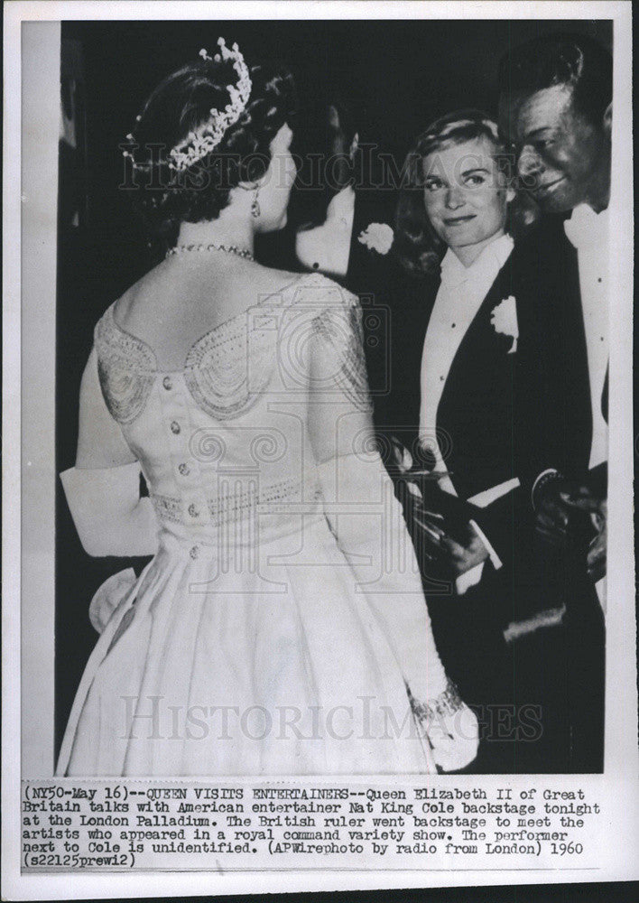 1960 Press Photo Queen Elizabeth II With Entertainer Nat King Cole In London - Historic Images