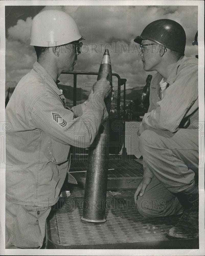 1954 Press Photo Wash Univ Sr Cadet James Frict Explains How MT Fuse Is Set - Historic Images