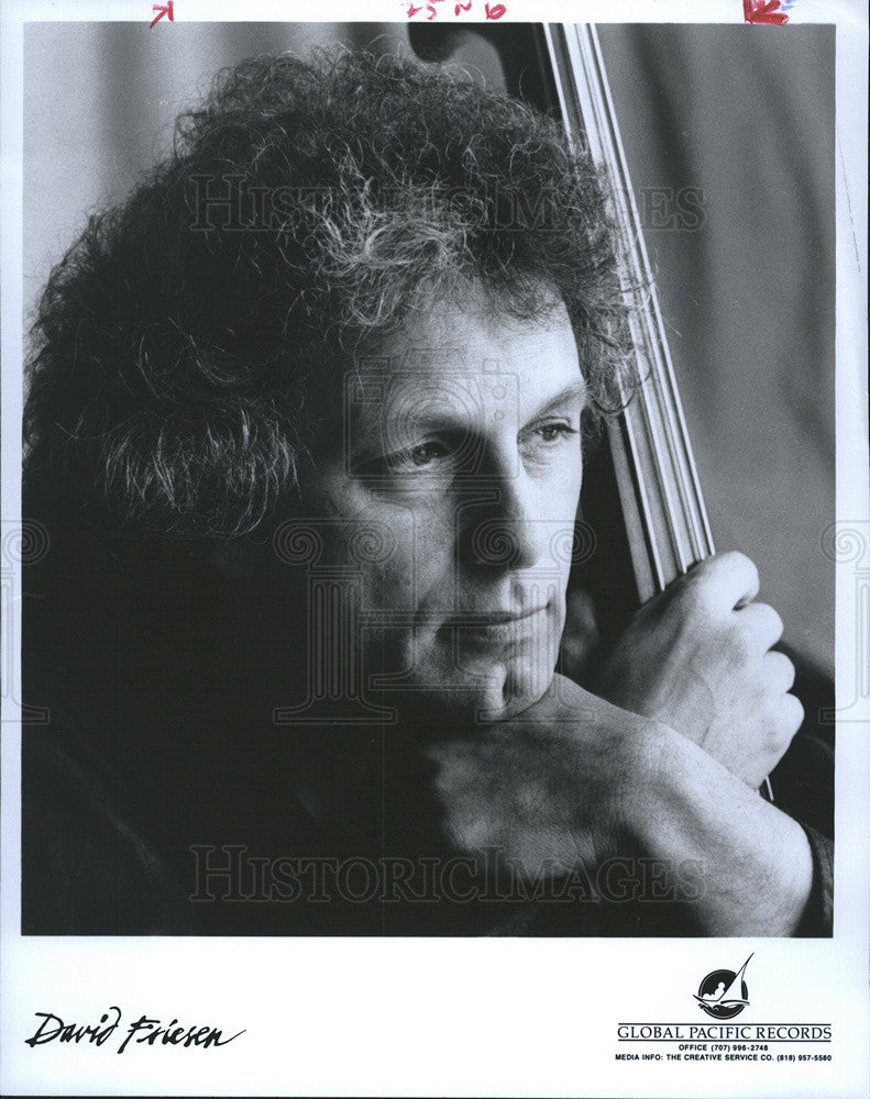 1989 Press Photo David Friesen American Jazz Bassist Hugging His Base - Historic Images