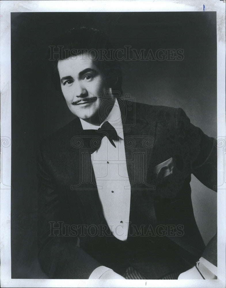 1982 Press Photo Wayne Newton With Mustache And Black Tie - Historic Images