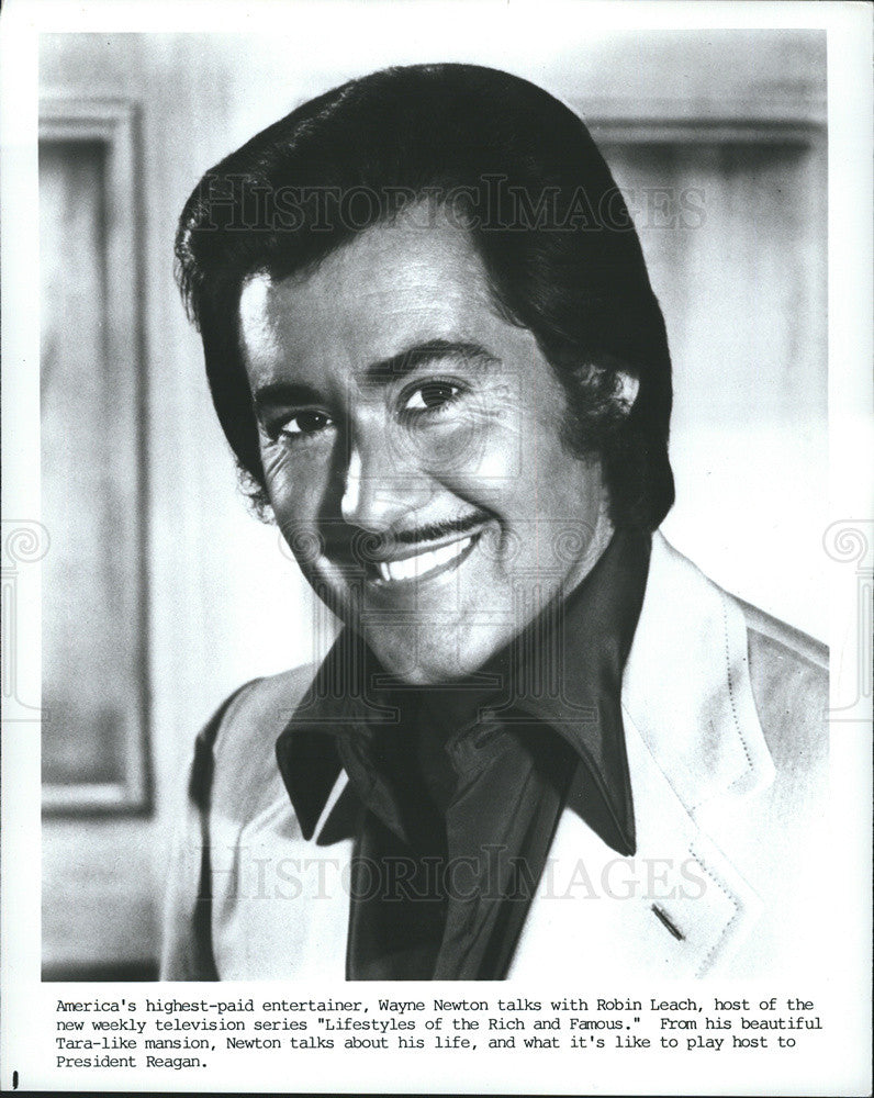Press Photo Wayne NEwton Talks With Robin Leach Hosts Lifestyles Of the Rich And - Historic Images