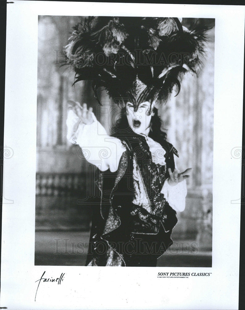 1995 Press Photo As Farineili Actor Stefan Dionist mouths the words - Historic Images