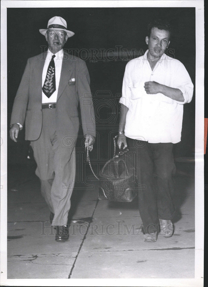 1953 Press Photo Detective Joe Holindrake holds chain Ferman Espinosa handcuffed - Historic Images