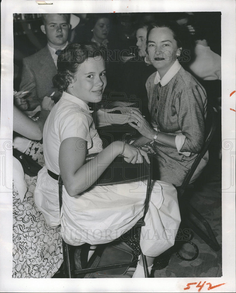 1953 Press Photo Mrs Alexander Maley Daughter Eleanor Key Club Fashion Show - Historic Images