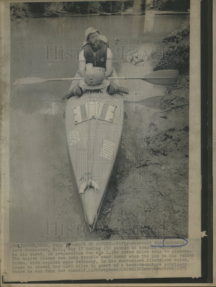 1975 Press Photo RAY DEGRUCHY ROCHESTER CAMPAIGN EQUIPMENT KAYAK - Historic Images