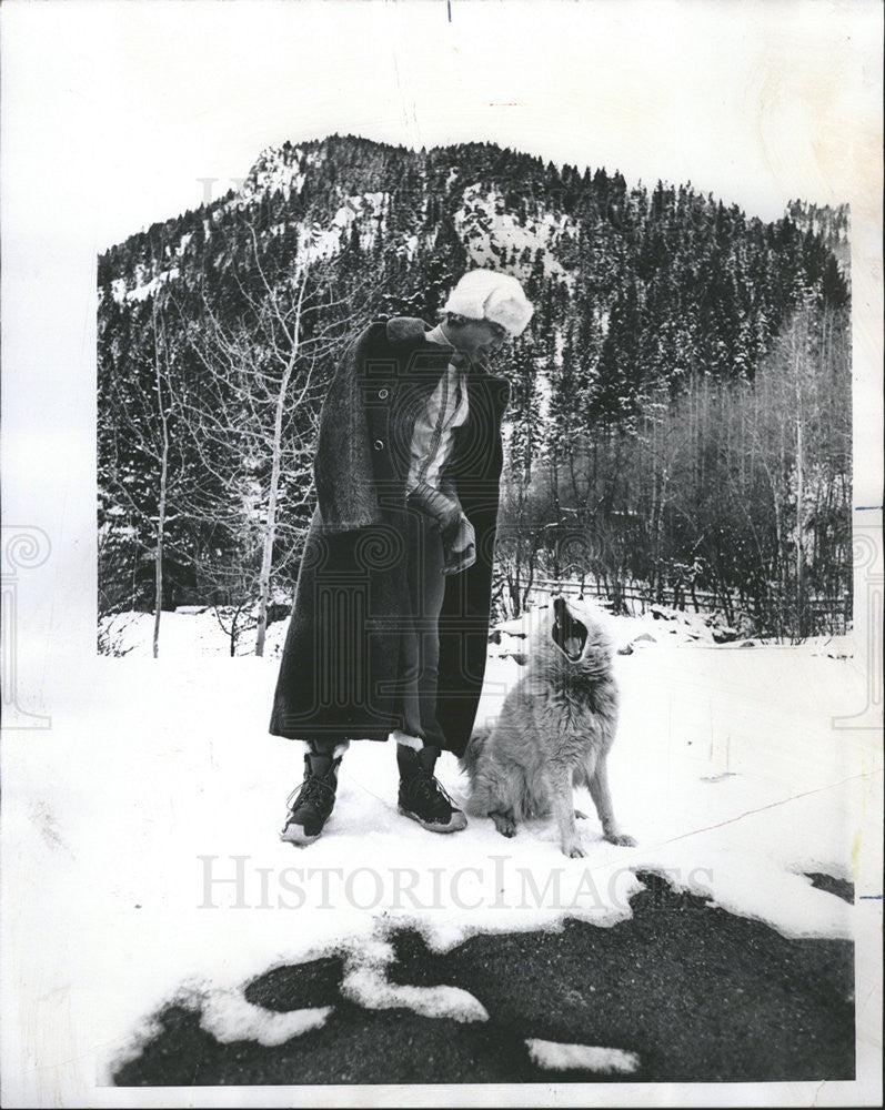 1975 Press Photo Frank Butler and dog in Aspen Colo - Historic Images