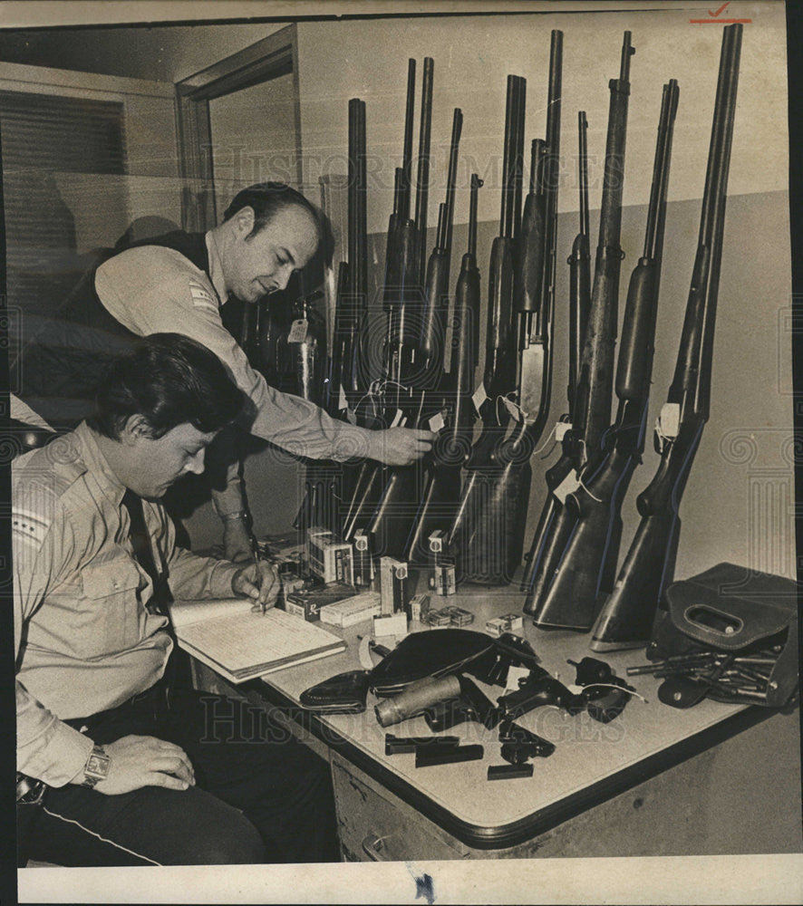 1974 Press Photo Guns Of Man Perched On 15 Floor Ledge With Rifle And Binoculars - Historic Images