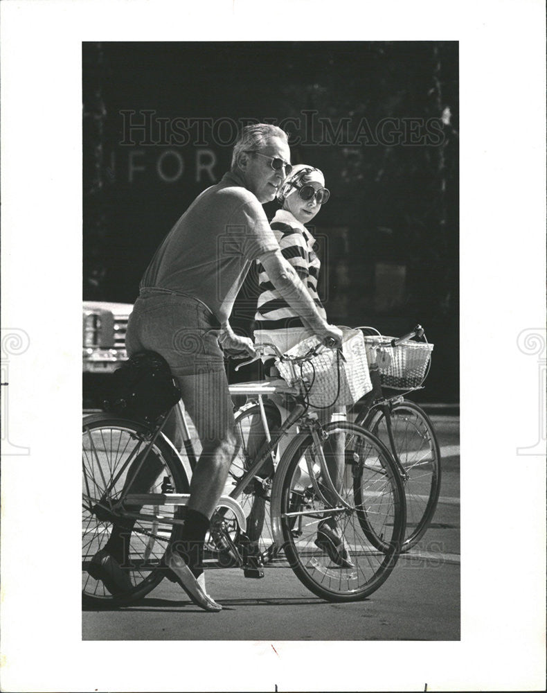 1979 Press Photo vacationers pause view bike Palm Canyon Blvd. - Historic Images