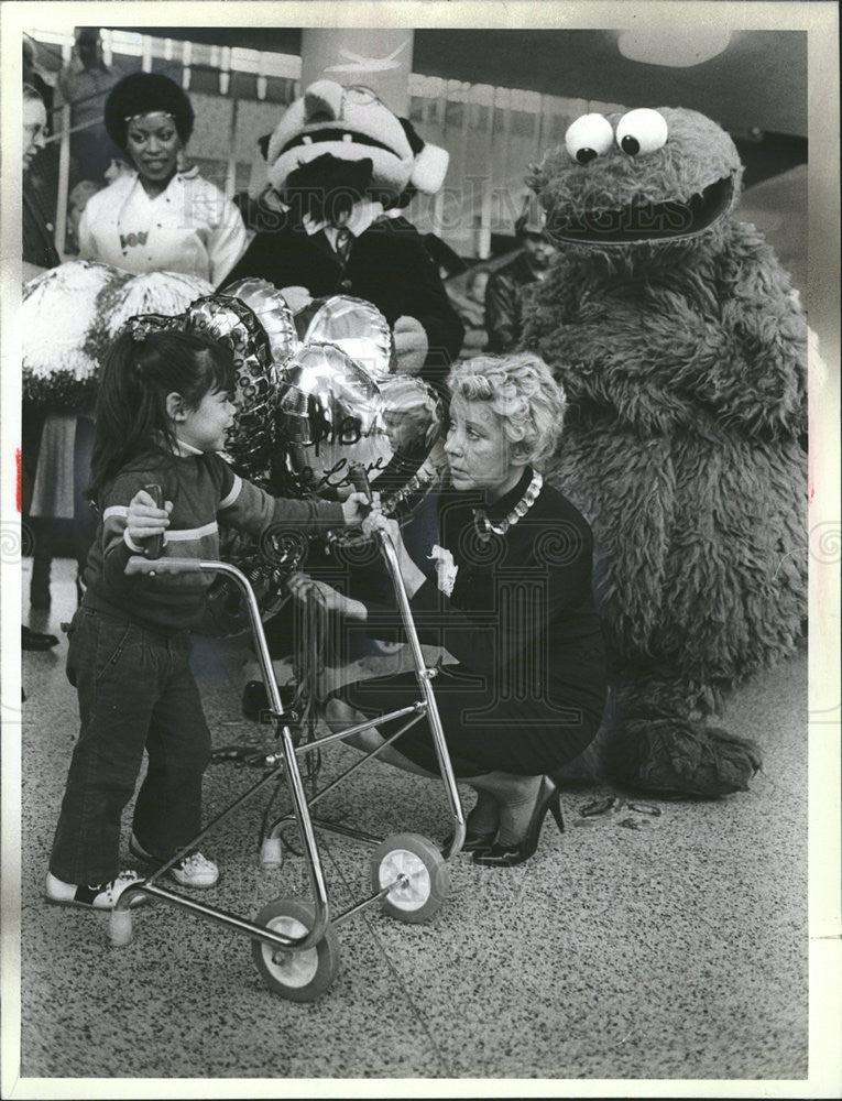 1982 Press Photo Jane Byrne Cookie monster and palsy Child Jenny Jacobs Meigs fi - Historic Images