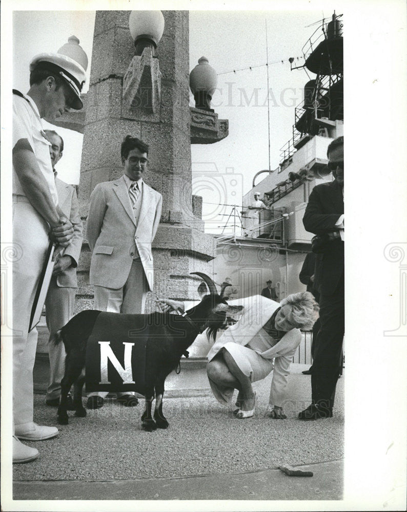 1982 Press Photo Mayor Byrne Receives Navy Mascot Goat From P.V. Murphy - Historic Images