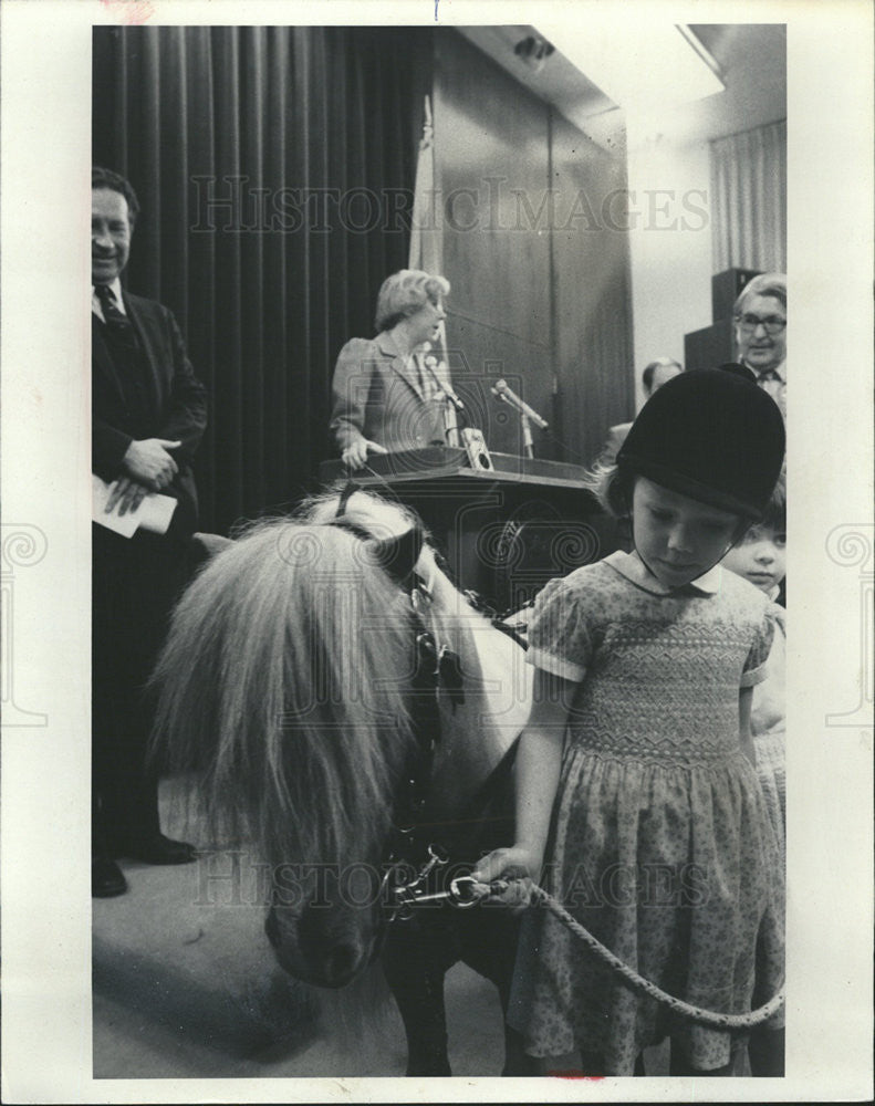 1981 Press Photo Mayor Byrne announcement niece leads horse - Historic Images