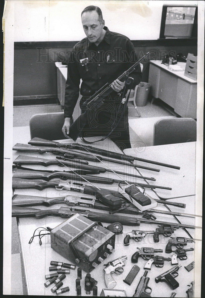 1968 Press Photo Sgt. Lous cantone seized weapons - Historic Images