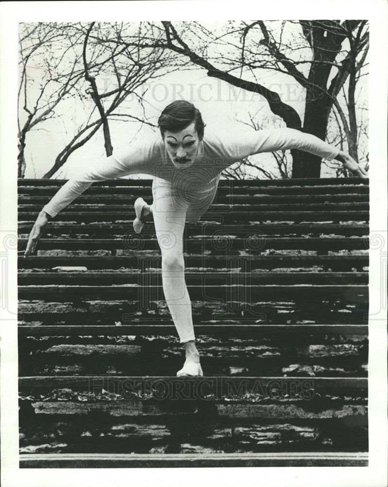 1976 Press Photo T. Daniel &quot;Magical World of Mime&quot; - Historic Images