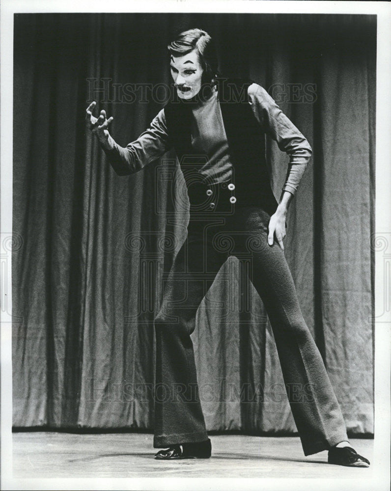 1975 Press Photo T. Daniel present production A World of Mime - Historic Images