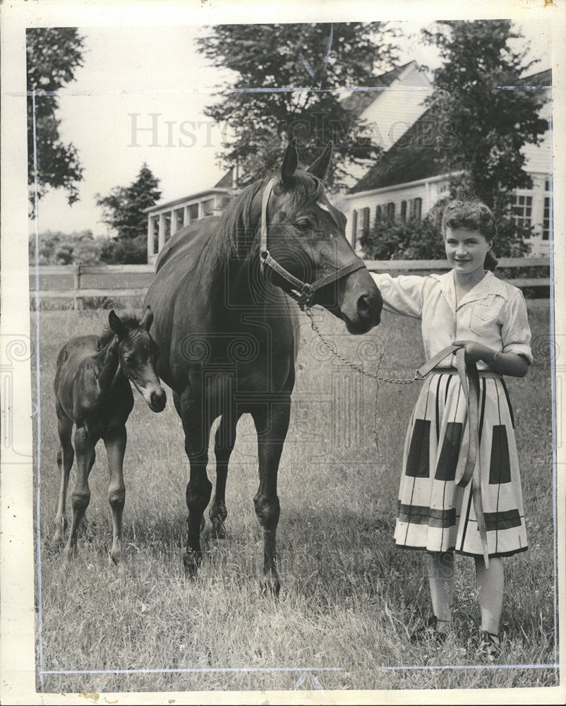 1942 Press Photo Mrs. Paul Butler visits newest member Galloping Hills stable - Historic Images