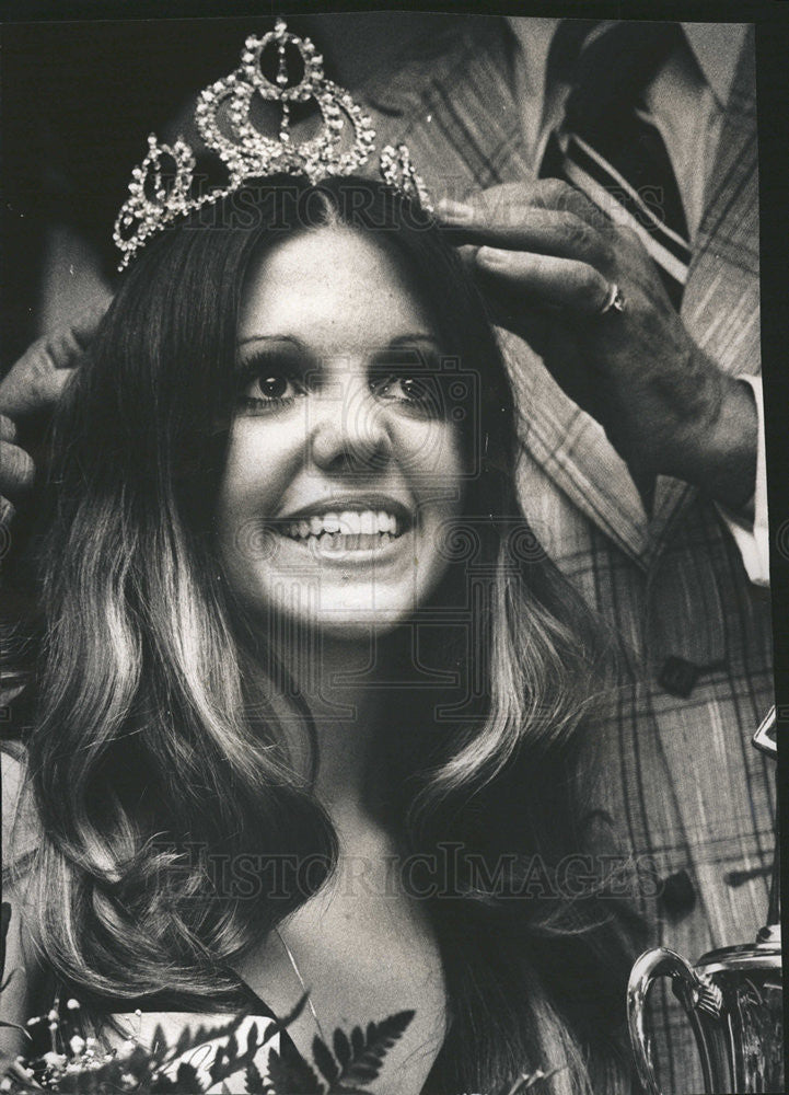 1974 Press Photo Mary Jane DeRosa Crowned Columbus Day Queen - Historic Images