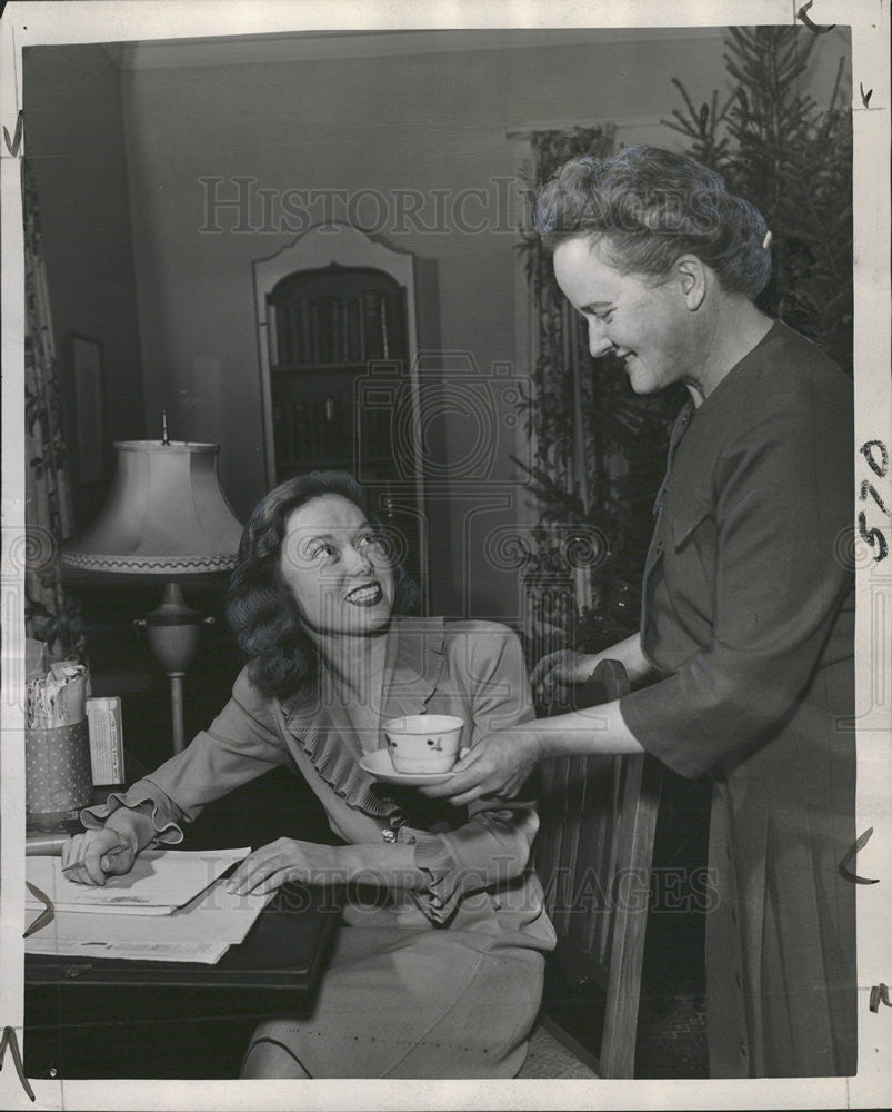 1944 Press Photo CATHERINE LAWRENCE AUTHOR MOTHER MRS. B. G. LAWRENCE - Historic Images