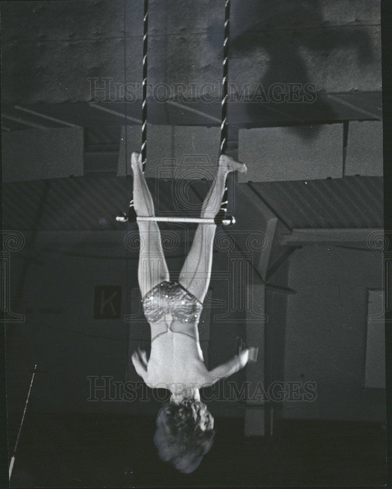 1965 Press Photo Mary Lou Lawrence,acrobat - Historic Images