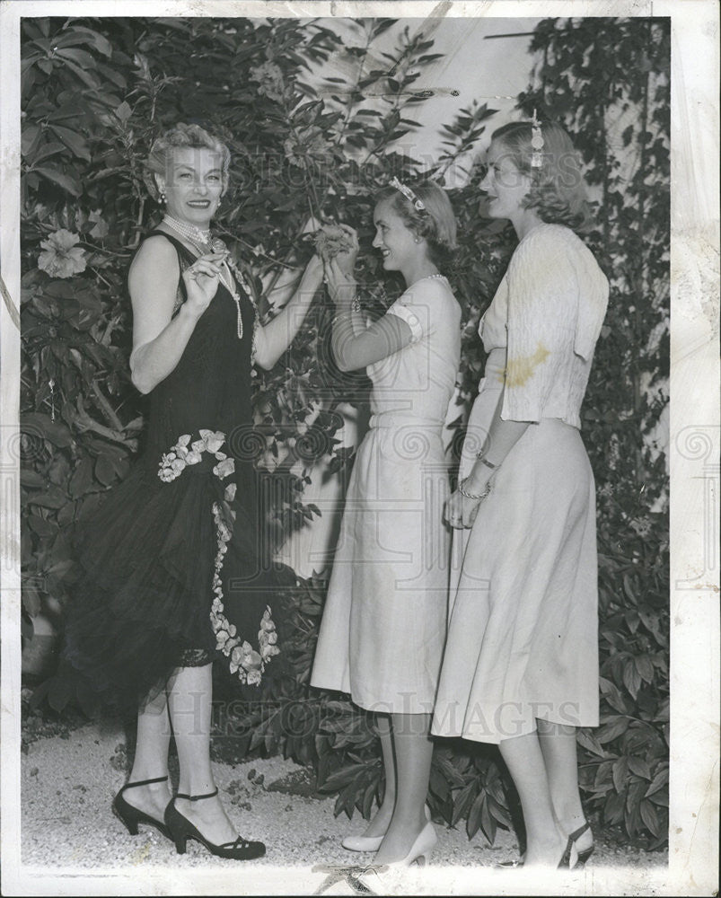 1954 Press Photo Members Women&#39;s Board of the Illinois Children&#39;s Home &amp; Aid - Historic Images