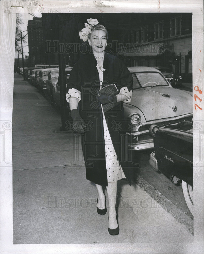 1955 Press Photo Mrs. Parker Lawrence exemplified chic spring look day town - Historic Images