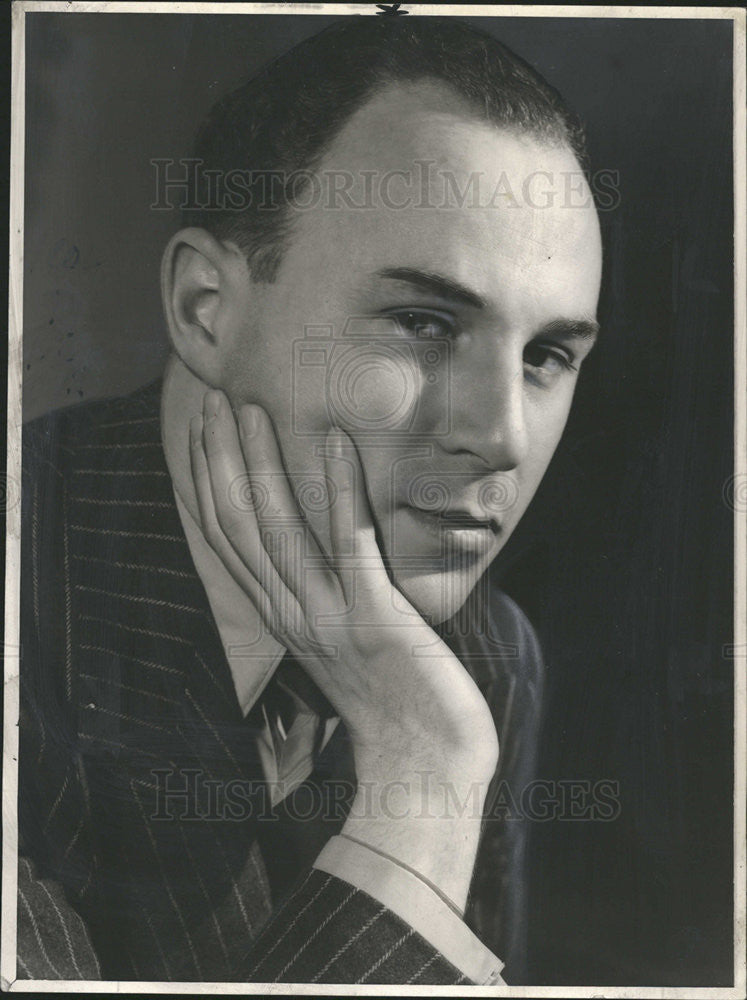 1942 Press Photo Robert Lawrence Music Critic of the New York Herald Tribune - Historic Images