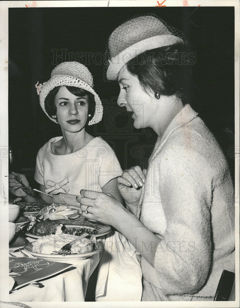 1963 Press Photo Mrs John Lawrence and Mrs Paul Mack - Historic Images