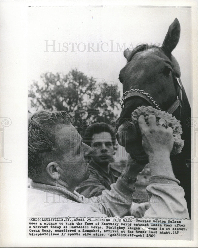 1969 Press Photo Trainer Gordon McLean with Ocean Roar at the Kentuck Derby - Historic Images