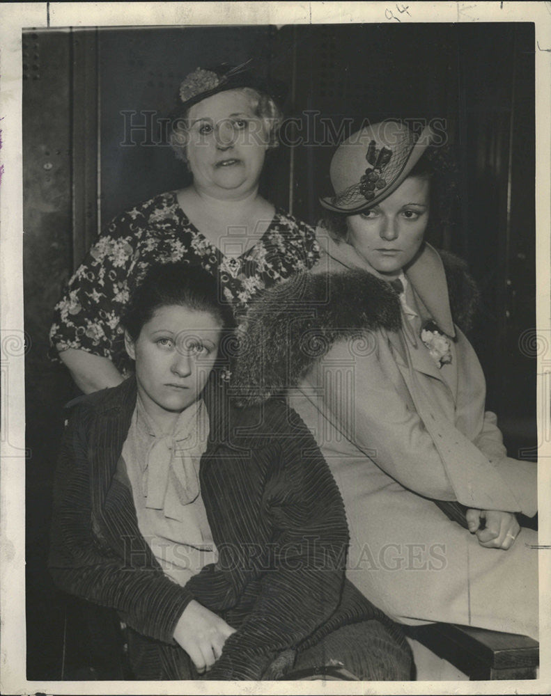 1936 Press Photo Laura Becker and Margaret Barry with cop Mary Henneberry - Historic Images