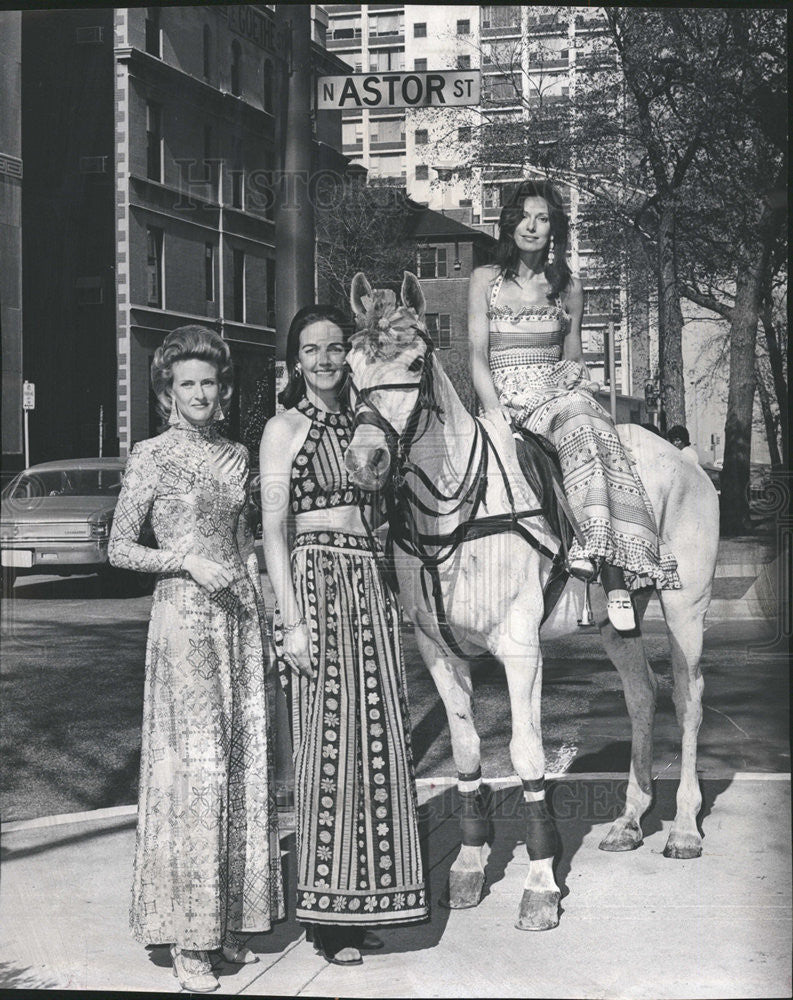 1972 Press Photo Fashion Show Benefit Members - Historic Images