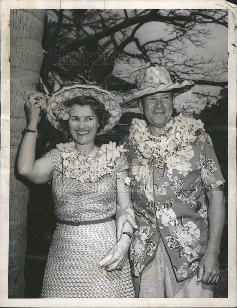 1950 Press Photo MR. AND MRS. CANTWELL COCONUT HATS - Historic Images