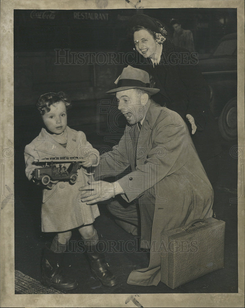 1948 Press Photo Mr and Mrs Noah Lawlis adobt frech war orphan - Historic Images