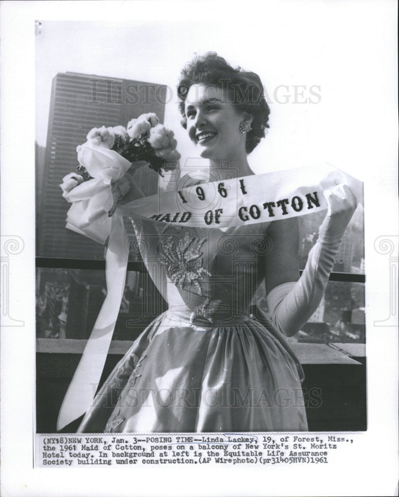 1961 Press Photo Linda Lackey 1961 Maid Cotton balcony New York&#39;s St. Moritz - Historic Images