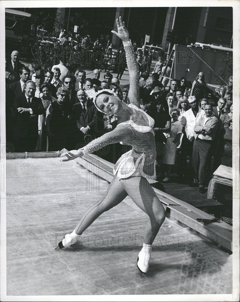 1968 Press Photo Anne Russell Chicago Stadium Ice Follies - Historic Images