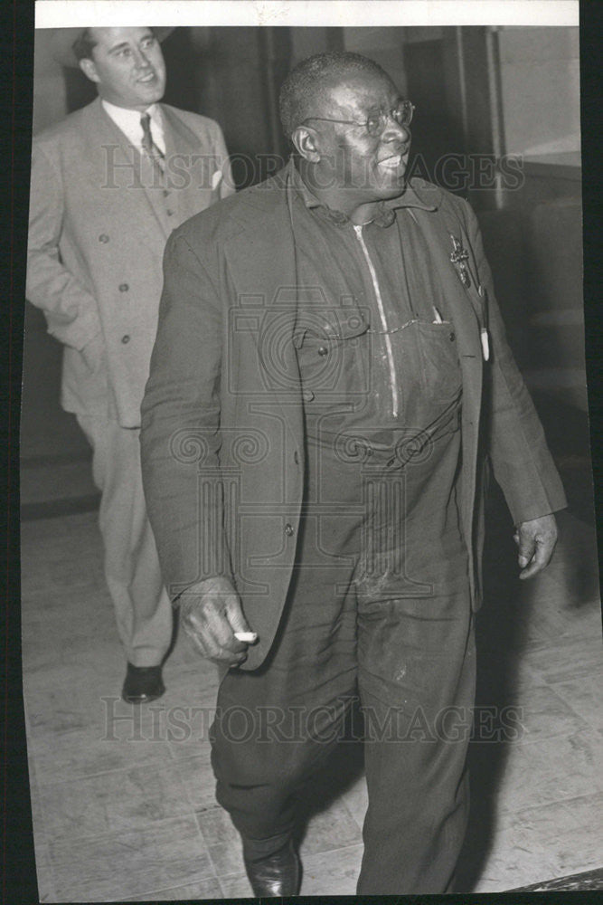 1947 Press Photo Sun Times Worker Leroy Russell - Historic Images