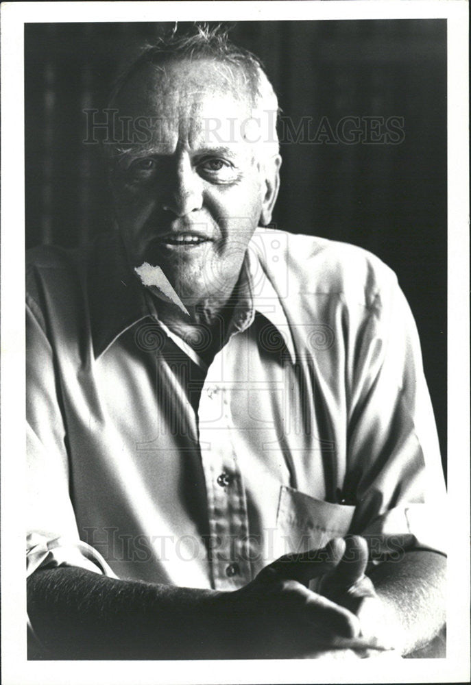 1985 Press Photo John Dickson,author of &quot;Victoria Hotel&quot; - Historic Images