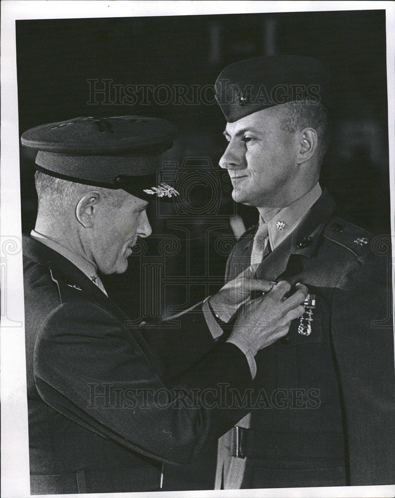 1969 Press Photo Brigadier General Keller Presents Navy Cross Major Russell - Historic Images