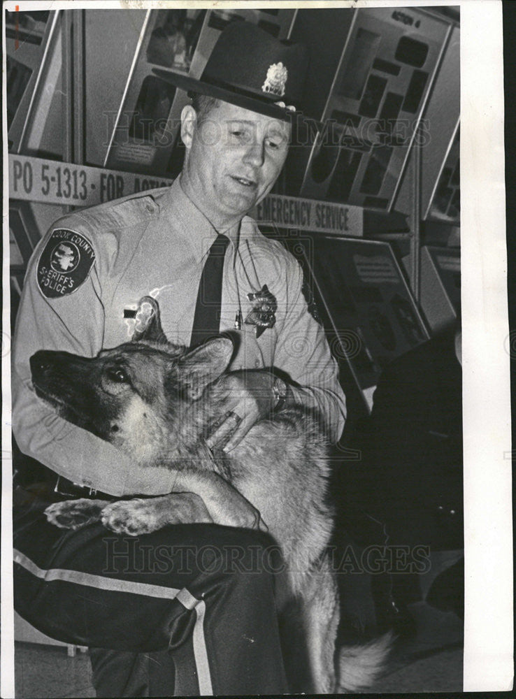 1966 Press Photo Patrolman Bobby Lee Rush and dog Skipper - Historic Images