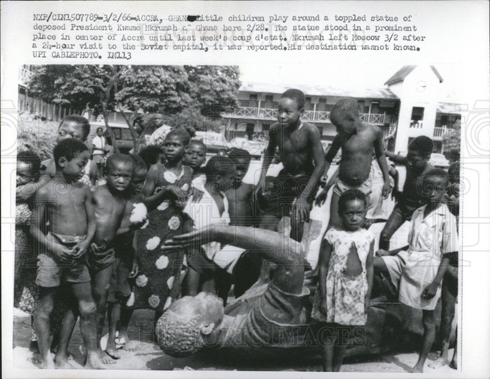 1966 Press Photo Ghanda children play around toppled statue - Historic Images