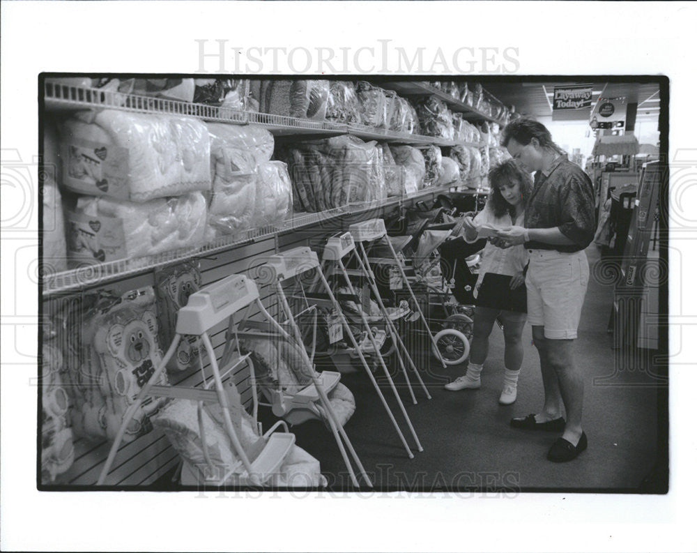 1993 Press Photo Mike and Joleen start shopping for their soon triplets. - Historic Images