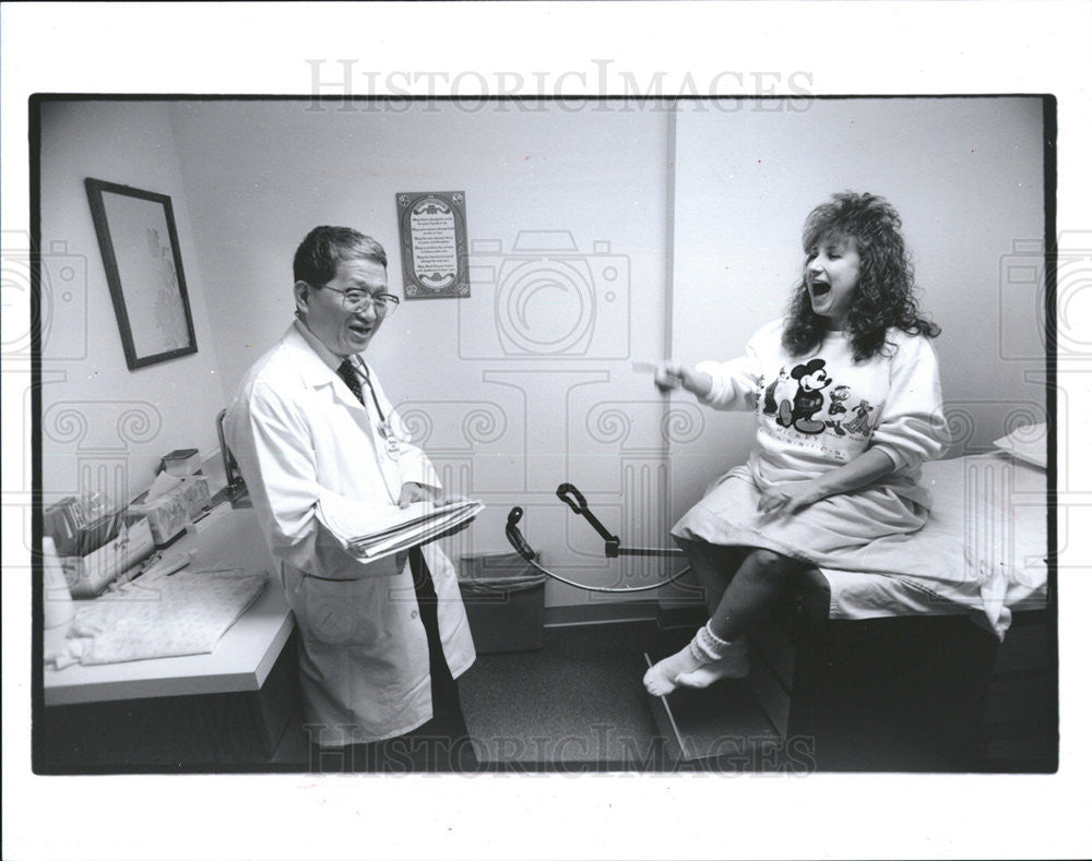 1993 Press Photo Joleen Richards with her Obstetrician, Dr. Sen-Lian Yang. - Historic Images